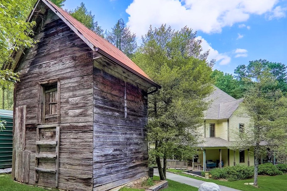 Old-apple-barn-original-to-property